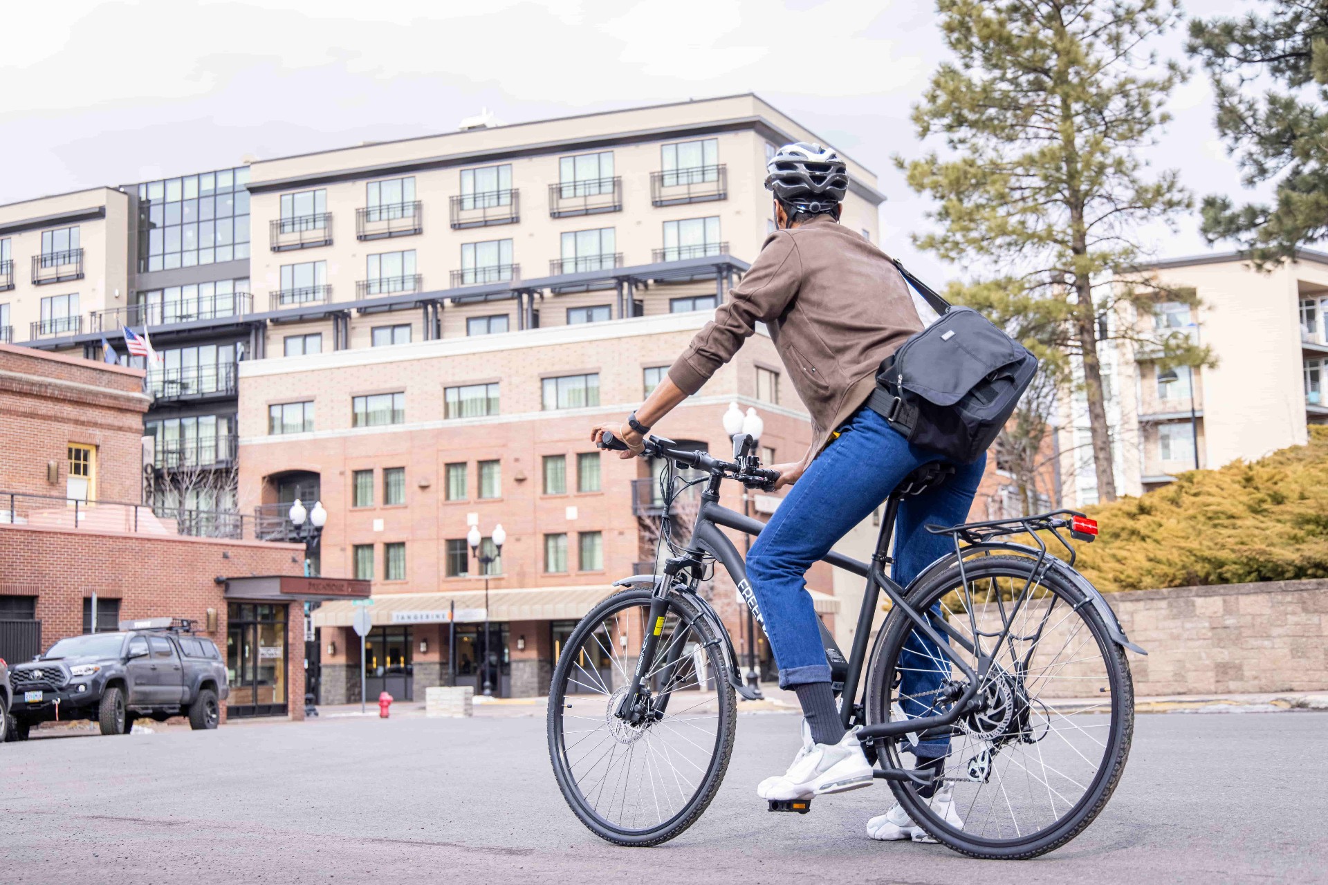 Lifestyle photography product Bend urban cyclist